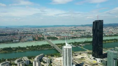 Viyana şehir manzarası gündüz vakti merkez trafik caddeleri hava manzarası 4k austria