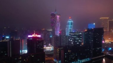 Macau Adası, şehrin manzarasını aydınlatmıştır. 4K gece çekimleri Çin porselenidir.