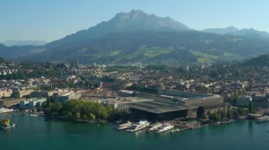 luzern şehir merkezi nehir kenarı tren istasyonu günbatımı zaman hava panorama 4k İsviçre üzerinde uçuş