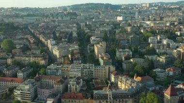 Luzern üzerinde uçuş. Şehir trafiği. Hava panorama 4k zaman ayarlı görüntüler