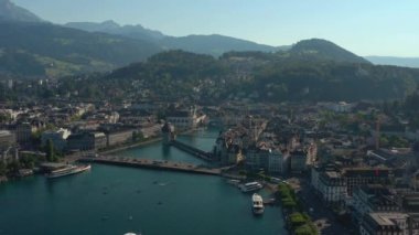 luzern şehir merkezi nehir kenarı tren istasyonu günbatımı zaman hava panorama 4k İsviçre üzerinde uçuş