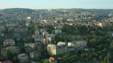 Luzern üzerinde uçuş. Şehir trafiği. Hava panorama 4k zaman ayarlı görüntüler