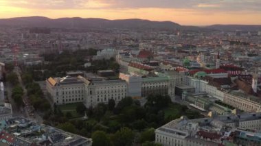 Viyana şehir manzarası gündüz vakti merkez trafik caddeleri hava manzarası 4k austria