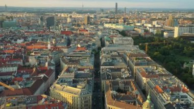 Viyana şehir manzarası gündüz vakti merkez trafik caddeleri hava manzarası 4k austria