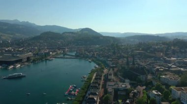 luzern şehir merkezi nehir kenarı tren istasyonu günbatımı zaman hava panorama 4k İsviçre üzerinde uçuş