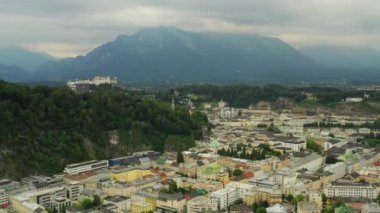 Salzburg şehri güneşli bir akşam merkezi çiçek panorama 4k austria