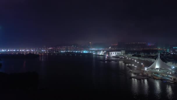 マカオのライトアップ都市曇りの夜の空中パノラマ China — ストック動画