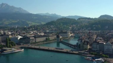 luzern şehir merkezi nehir kenarı tren istasyonu günbatımı zaman hava panorama 4k İsviçre üzerinde uçuş
