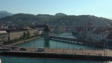 luzern şehir merkezi nehir kenarı tren istasyonu günbatımı zaman hava panorama 4k İsviçre üzerinde uçuş