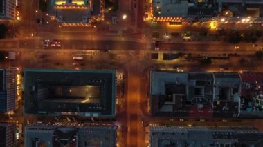 Viyana şehir manzarası alacakaranlık aydınlatması merkezi trafik caddeleri havadan manzara 4k austria