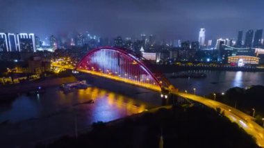 Çin 'in Wuhan şehrinin gece ilerleyen görüntüleri.