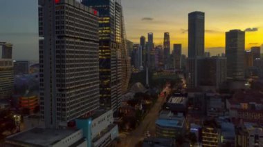 Singapur üzerinden gece uçuşu havadan panorama 4K zaman aşımı