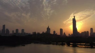 Nanjing Şehri üzerinde gece uçuşu. Hava Panorama 4K görüntüleri.