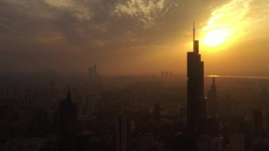 Nanjing Şehri üzerinde gece uçuşu. Hava Panorama 4K görüntüleri.