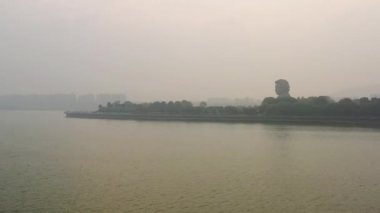 Bulutlu bir gün Changsha şehri ünlü nehir adası parkı anıtı havadan manzara 4k porseleni