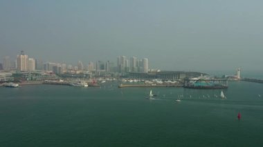 Gündüz vakti Qingdao kenti deniz kenarı şehir merkezindeki panorama 4k porselen.