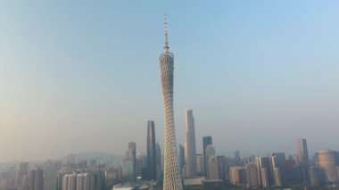 Guangzhou - 4 Ocak 2019 Guangzhou Canton TV Kulesi, Guangzhou, Çin. Guangzhou Kanton TV Astronomi ve Çin 'in en yüksek kulesinin renkli gündüz manzarası