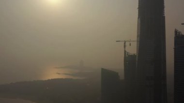 Qingdao şehrinin güneşli dumanı şehir merkezindeki ünlü körfez inşaat panorama zaman çizelgesi 4k porselen