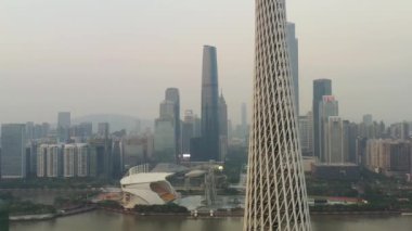 Guangzhou - 4 Ocak 2019 Guangzhou Canton TV Kulesi, Guangzhou, Çin. Guangzhou Kanton TV Astronomi ve Çin 'in en yüksek kulesinin renkli gündüz manzarası