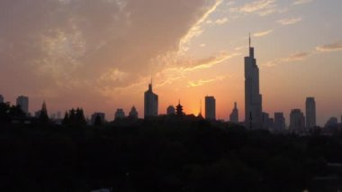 Nanjing Şehri üzerinde gece uçuşu. Hava Panorama 4K görüntüleri.