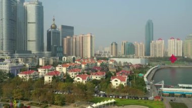 Gündüz vakti Qingdao şehri şehir merkezindeki panorama 4K Çin porseleni
