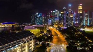 Gece vakti Singapur Şehir Trafiği Hava Panoraması 4K zaman aşımı