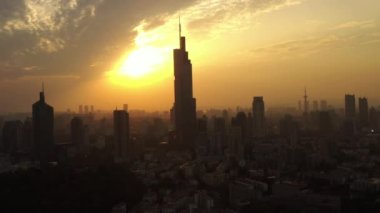 Nanjing Şehri üzerinde gece uçuşu. Hava Panorama 4K görüntüleri.
