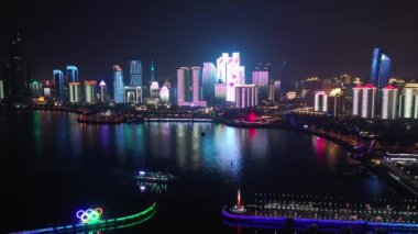 Gece vakti Qingdao şehri şehir merkezindeki panorama 4K Çin porseleni.