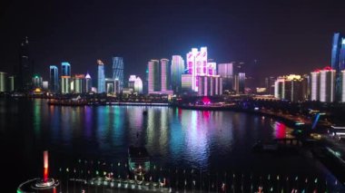 Gece vakti Qingdao şehri şehir merkezindeki panorama 4K Çin porseleni.