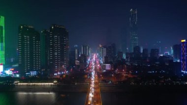 Changsha Şehir Gecesi şehir merkezindeki ünlü trafik manzarası 4k porseleni aydınlattı.
