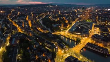 Gece 4k Zürih şehir manzarası görüntüsü, İsviçre  