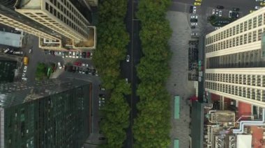 Nanjing Şehri üzerindeki gündüz uçuşu hava trafiği 4K görüntüsü