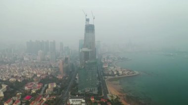 Gündüz vakti Qingdao şehri şehir merkezindeki panorama 4K Çin porseleni
