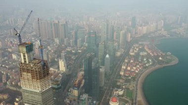 Gündüz vakti Qingdao şehri şehir merkezindeki panorama 4K Çin porseleni