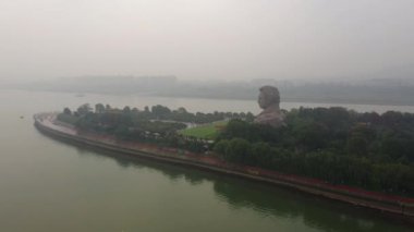 Bulutlu bir gün Changsha şehri ünlü nehir adası parkı anıtı havadan manzara 4k porseleni