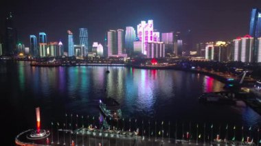 Gece vakti Qingdao şehri şehir merkezindeki panorama 4K Çin porseleni.