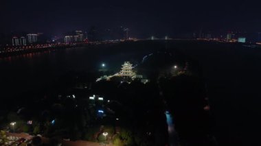 Changsha Şehir Gecesi, şehir merkezindeki ünlü kültür kompleksi delta körfezi havacılık panorama 4k porseleni aydınlattı.
