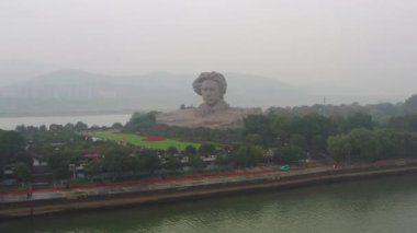 Bulutlu bir gün Changsha şehri ünlü nehir adası parkı anıtı havadan manzara 4k porseleni