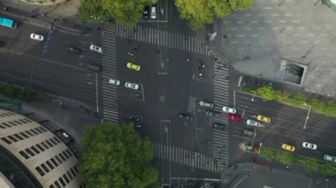 Nanjing Şehri üzerindeki gündüz uçuşu hava trafiği 4K görüntüsü