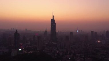 Nanjing Şehri üzerinde gece uçuşu. Hava Panorama 4K görüntüleri.