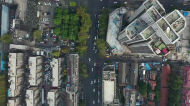 Nanjing Şehri üzerindeki gündüz uçuşu hava trafiği 4K görüntüsü