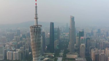 Guangzhou - 4 Ocak 2019 Guangzhou Canton TV Kulesi, Guangzhou, Çin. Guangzhou Kanton TV Astronomi ve Çin 'in en yüksek kulesinin renkli gündüz manzarası