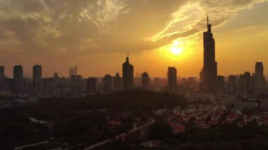 Nanjing Şehri üzerinde gece uçuşu. Hava Panorama 4K görüntüleri.