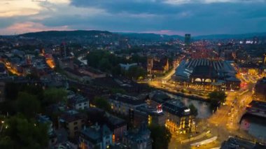 Gece 4k Zürih şehir manzarası görüntüsü, İsviçre  