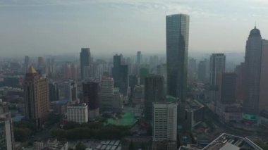 Nanjing şehrinde gündüz uçuşu hava panorama 4K görüntüsü