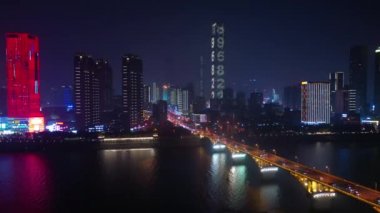 Changsha Şehir Gecesi şehir merkezindeki ünlü trafik manzarası 4k porseleni aydınlattı.