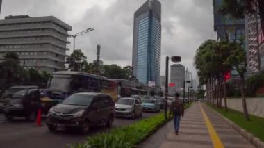 JAKARTA - Endonezya. 19 Mart 2020: Jakarta gündüz şehir trafiği 4K hava zaman ölçümü 