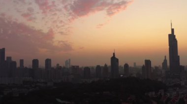 Nanjing Şehri üzerinde gece uçuşu. Hava Panorama 4K görüntüleri.