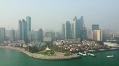 Gündüz vakti Qingdao şehri şehir merkezindeki panorama 4K Çin porseleni