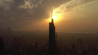 Nanjing Şehri üzerinde gece uçuşu. Hava Panorama 4K görüntüleri.